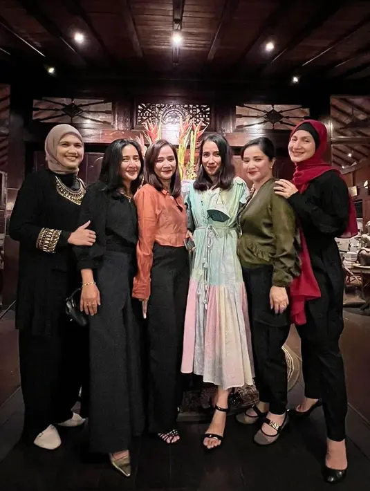 Dengan tampil berhijab, banyak netizen yang mendoakan istiqomah dengan penampilan Wanda Hamidah yang lebih tertutup. (FOTO: instagram.com/wanda_hamidah)