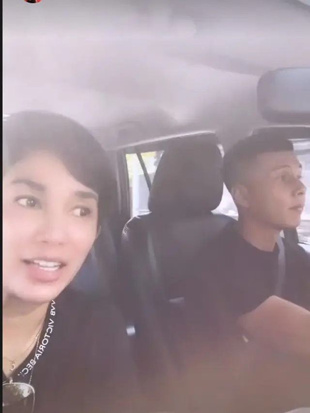 Andhika Pratama dan Ussy Sulistiawaty tetap mesra di tengah isu sugar daddy Chandrika Chika. (Instagram @ussypratama)