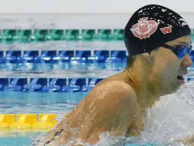 Ippei Watanabe saat mengikuti kejuaraan Piala Kosuke Kitajima di Tokyo, Minggu (29/1). Ippei Watanabe mempertajam rekor dunia 200 meter gaya dada dengan menjadi manusia pertama yang mencatat waktu di bawah 2 menit 7 detik. (AP PHOTO)