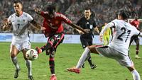 Sekou Kone (tengah) dari Manchester United melepaskan tembakan ke gawang Hong Kong dalam pertandingan persahabatan ekshibisi di Stadion Hong Kong pada 30 Mei 2025. (Peter PARKS/AFP)