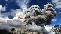Warga diimbau agar menjauhi zona bahaya Gunung Sinabung di Kabupaten Karo, Sumut, karena masih berpotensi terjadi erupsi, awan panas, dan guguran lava. (Foto: Istimewa/BNPB/Liputan6.com/Reza Efendi)