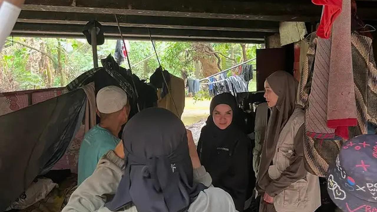 7 Aksi Zaskia Adya Mecca Bantu Korban Banjir Bekasi, Rela Naik Pick Up
