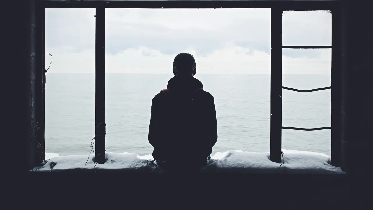 Ilustrasi sendirian tanpa ekspresi Credit by unsplash.com