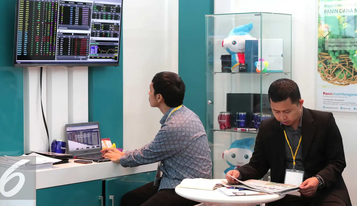 Pekerja saat menjaga stan di pameran Investor Summit 2015 di Bursa Efek Indonesia, Jakarta, Kamis (12/11/2015). Investor Summit diselengarakan sebagai upaya agar masyarakat Indonesia paham tentang pasar modal. (Liputan6.com/Angga Yuniar)