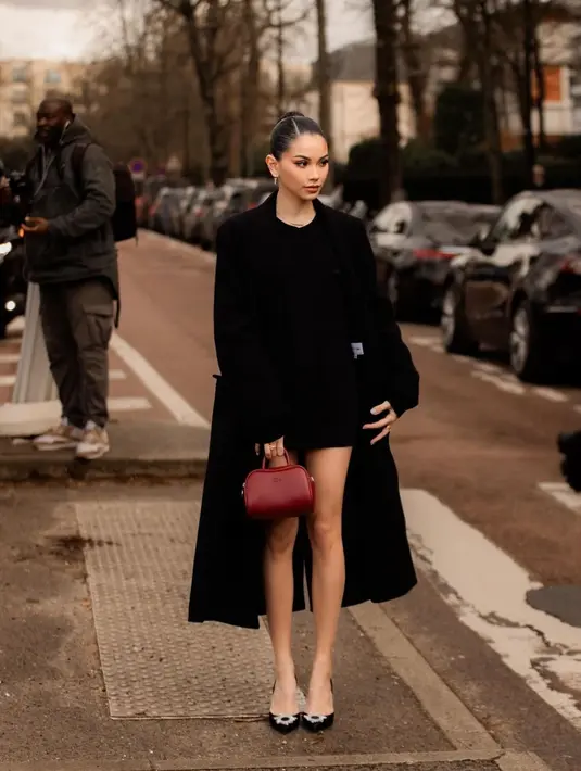 Penampilannya dipermanis dengan pump heels warna hitam senada, serta mini handbag warna merah sebagai statement. [@alyssadaguise]