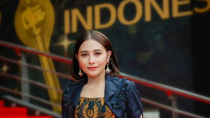 Prilly Latuconsina Tampil Anggun di FFI 2025, Pamer Pinggang Ramping dalam Kebaya Modifikasi Karya Byansoe
