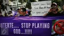 Massa dari Persaudaraan Korban Napza Indonesia membentangkan spanduk di depan Kedubes Filipina, Jakarta, Selasa (11/10). Mereka mengecam sikap Presiden Filipina, Duterte yang main hakim sendiri terhadap pengguna narkoba. (Liputan6.com/Faizal Fanani)