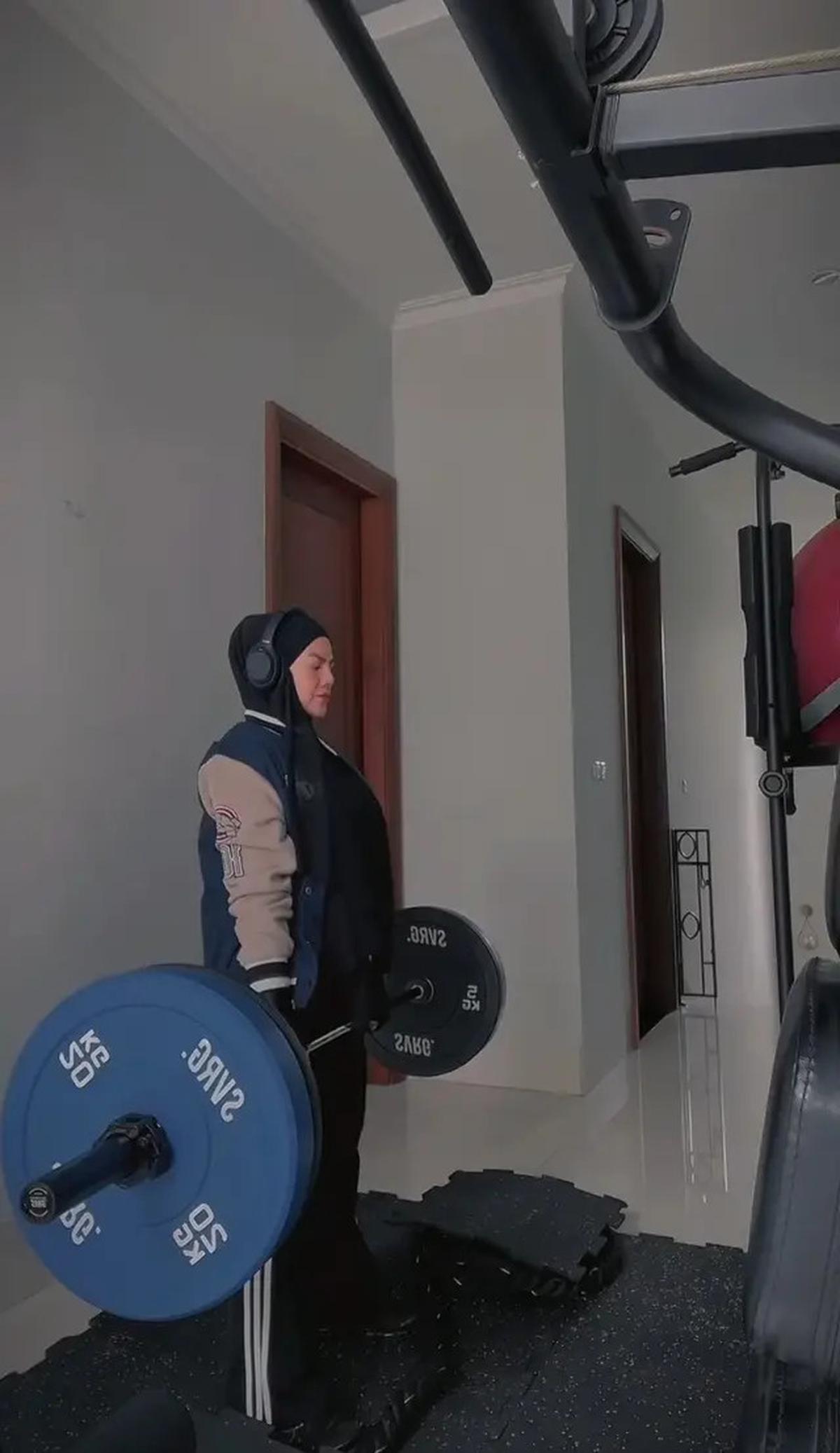 7 Potret Sarita Abdul Mukti Lepas Hijab Saat Nge-Gym, Pamer Angkat Barbel