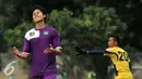 Ekspresik ekecewaan pesepakbola Persita, Rishadi (kiri) saat gagal menjebol gawang PSAU dilaga ujicoba di LapanganSutasoma, Jakarta, Jumat (21/8/2015). Persitau nggul 1-0 atas PSAU (Liputan6.com/HelmiFithriansyah)
