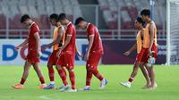 Para pemain Timnas Indonesia U-20 tertunduk lesu setelah dikalahkan Guatemala pada laga mini turnamen di Stadion Utama Gelora Bung Karno (SUGBK), Senayan, Jakarta, Selasa (21/2/2023). Indonesia takluk 0-1 dari Guatemala. (Bola.com/M Iqbal Ichsan)