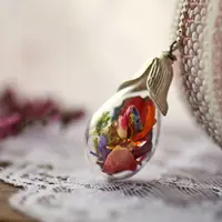 Pakai perhiasan terarium berikut ini, kamu bakal seperti taman berjalan. Keren!