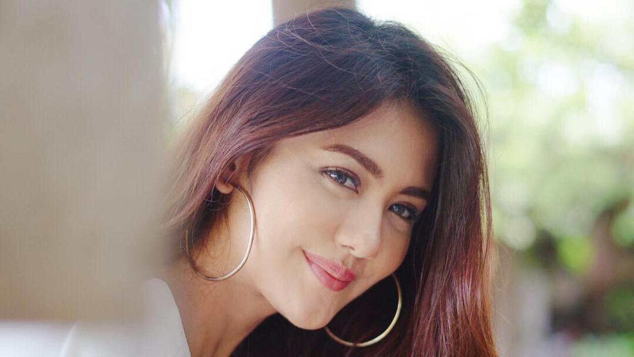 Sering Digosipkan Dengan Ifan Seventeen, Begini Potret Juliana Moechtar