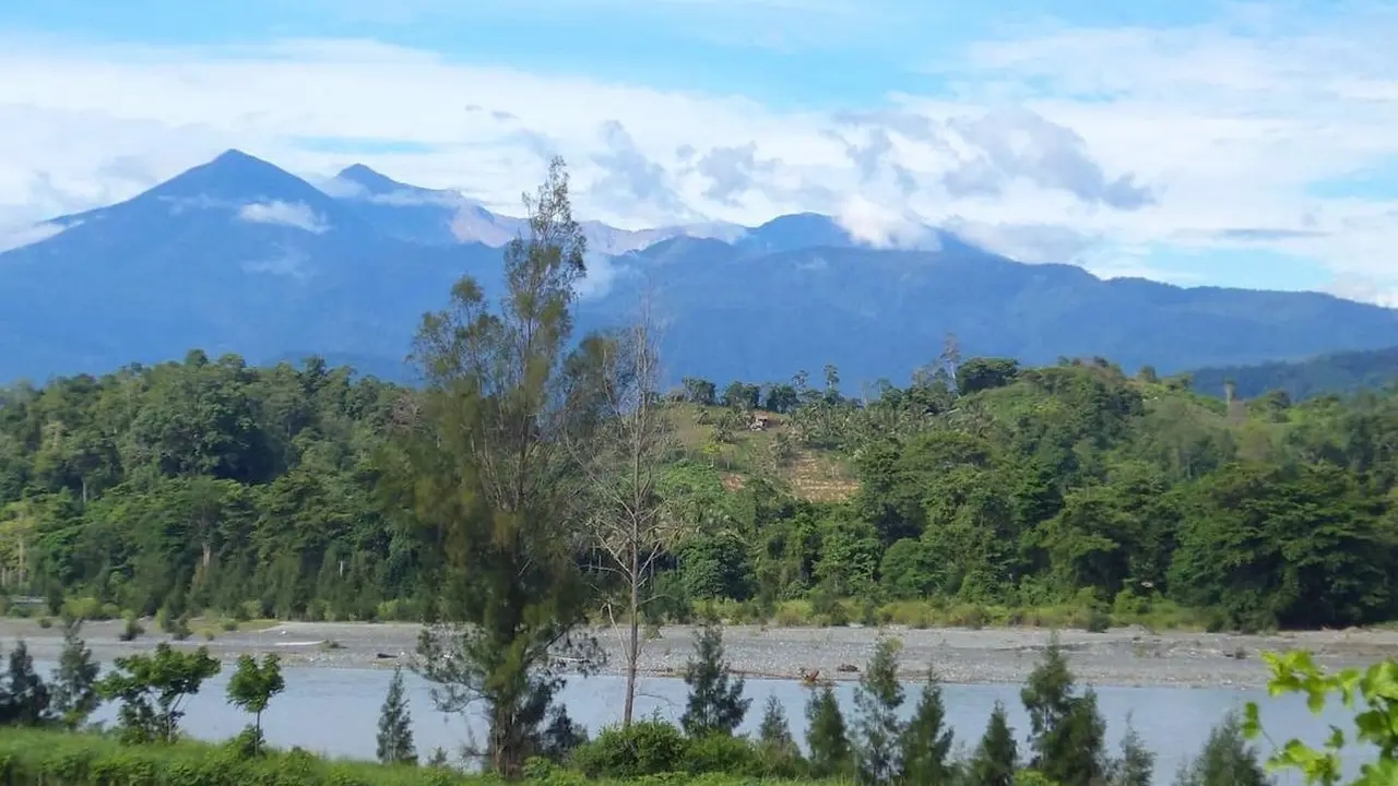 Gunung Katopasa adalah tetangga Gunung Kandela di dekat Kota Palu, Sulawesi Tengah