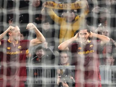 Bek AS Roma, Marash Kumbulla (kanan) merayakan gol kedua timnya ke gawang Real Sociedad pada laga pertama babak 16 besar Liga Europa 2022/2023 di Olimpico, Jumat (10/3/2023) dini hari WIB. AS Roma berhasil meraih kemenangan meyakinkan 2-0 atas Real Sociedad. (AP Photo/Gregorio Borgia)