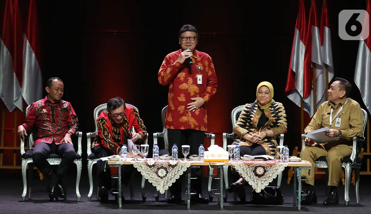 Menpan RB Tjahjo Kumolo (tengah)menyampaikan paparan saat diskusi panel V Rakornas Indonesia Maju antara Pemerintah Pusat dan Forum Koordinasi Pimpinan Daerah (Forkopimda) di Bogor, Rabu (13/11/2019). Panel V itu membahas penyederhanaan regulasi dan reformasi birokrasi (Liputan6.com/Herman Zakharia)