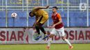 Pemain Bhayangkara Solo FC Jajang Mulyana menghalau bola dari pemain Borneo FC Samarinda Amer Bekic (kanan) dalam pertandingan babak penyisihan Piala Menpora 2021 di Stadion Kanjuruhan, Malang, Jawa Timur, Senin (22/3/2021). (Bola.com/Arief Bagus)