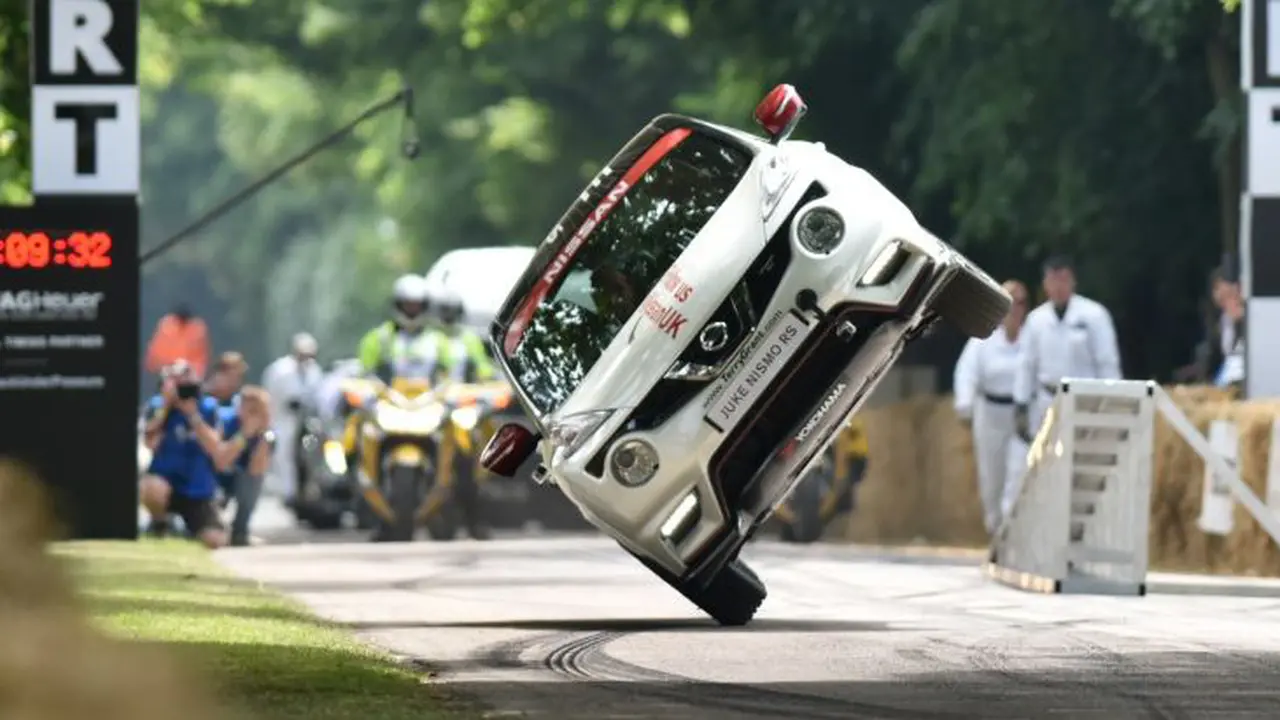 Aksi Ekstrim Nissan Juke Ngebut Cuma Pakai Dua Roda