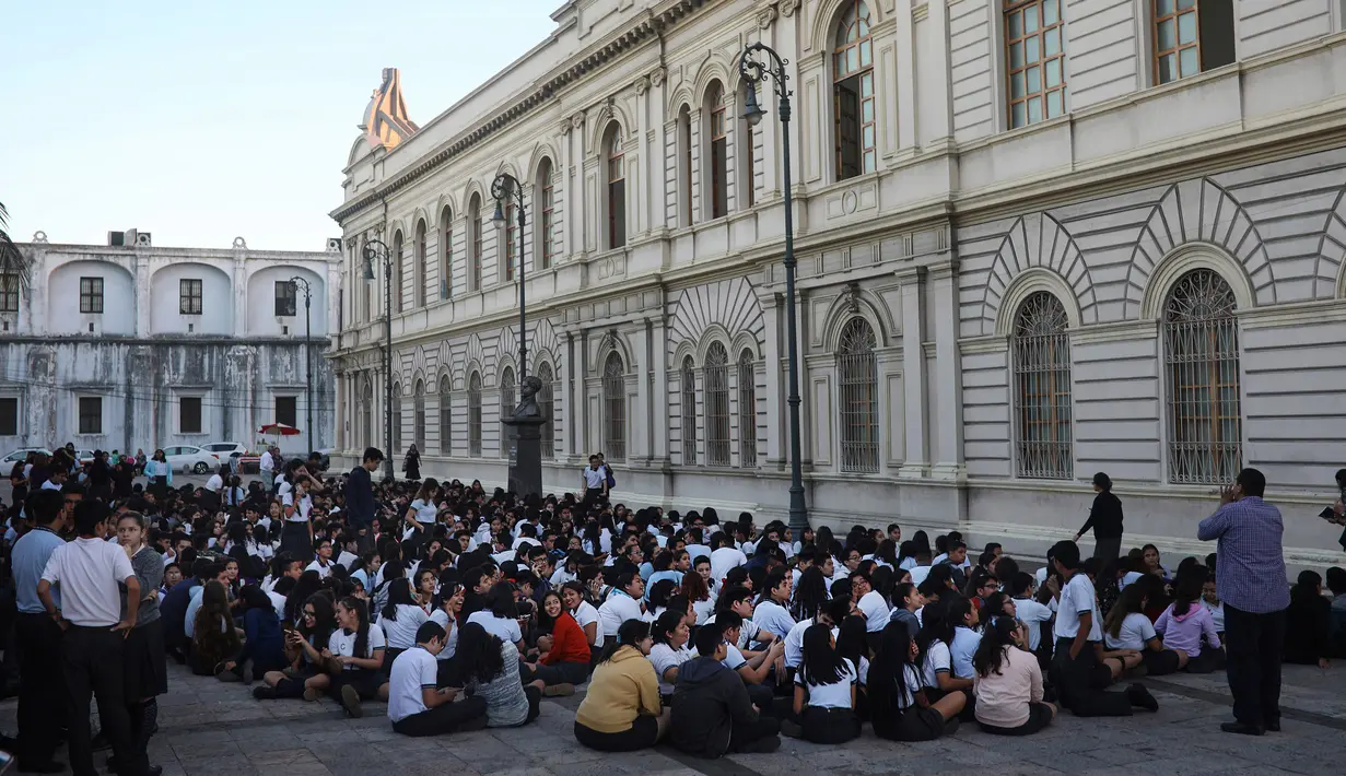 Ratusan siswa berkumpul di tempat terbuka saat dievakuasi setelah terjadi gempa di Veracruz, Meksiko (16/2). Belum ada laporan korban jiwa akibat gempa terbaru yang mengguncang pada Jumat (16/2) waktu setempat ini. (AP Photo/Felix Marquez)