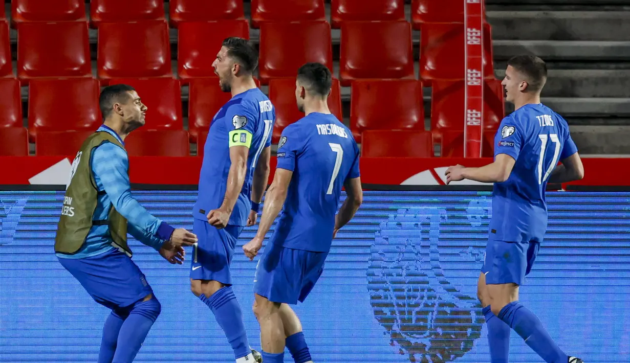 Para pemain Yunani merayakan gol penyeimbang 1-1 ke gawang Spanyol yag dicetak Anastasios Bakasetas(kedua dari kiri) dalam laga Kualifikasi Piala Dunia 2022 Zona Eropa Grup B di Los Carmenes Stadium, Granada, Kamis (25/3/2021). Yunani bermain imbang 1-1 dengan Spanyol. (AP/Fermin Rodriguez)