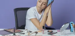 Teknik makeup untuk menyamarkan mata bengkak akibat kurang tidur. (foto: stockking/freepik)