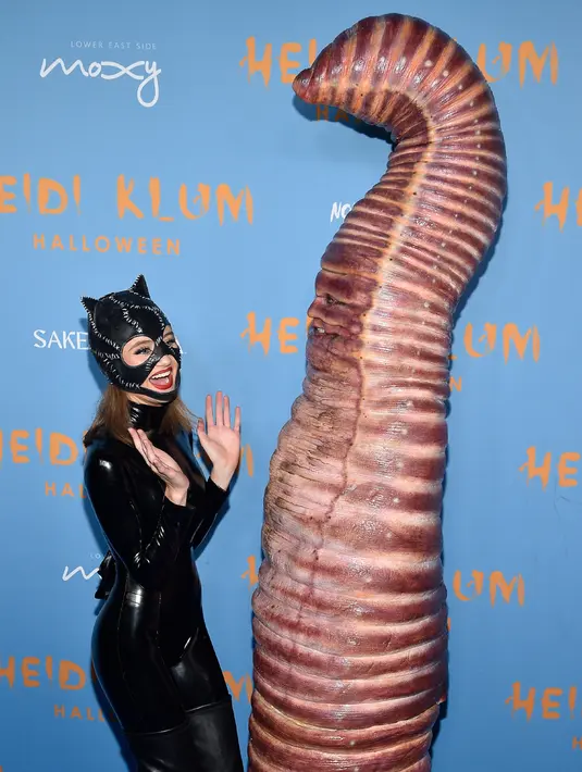 <p>Heidi Klum (kanan) berpose dengan putrinya Leni Klum saat menghadiri pesta Halloween tahunan di Sake No Hana, Moxy Lower East Side, New York, Amerika Serikat, 31 Oktober 2022. Seluruh tubuh Heidi Klum tertutup, kecuali mata dan mulutnya. (Photo by Evan Agostini/Invision/AP)</p>
