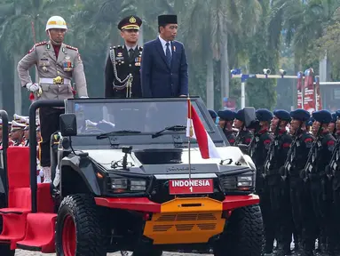 Presiden Republik Indonesia, Joko Widodo memeriksa pasukan upacara peringatan HUT ke-78 Bhayangkara di Kawasan Monumen Nasional (Monas), Jakarta, Senin (1/7/2024). (Liputan6.com/Angga Yuniar)