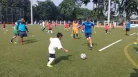 Beberapa pemain sepak bola amputasi saat berlatih bersama dengan anak-anak di EDF La Liga (istimewa)