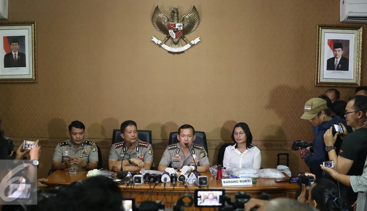 Kabid Humas Polda Metro Jaya Kombes Pol Awi Setiyono (kedua kanan) memberikan keterangan pers terkait penemuan barang bukti kasus yang melibatkan spiritualis Aa Gatot Brajamusti di Jakarta, Rabu (31/8). (Liputan6.com/Immanuel Antonius)