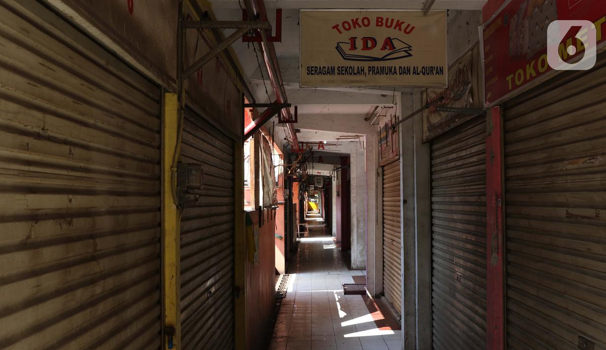 Suasana salah satu lorong kios pedagang di kawasan Pasar Cileungsi, Kabupaten Bogor, Selasa (2/6/2020). Penutupan sementara kegiatan jual beli di Pasar Cileungsi terkait adanya tujuh pedagang yang positif terinfeksi virus COVID-19. (Liputan6.com/Helmi Fithriansyah)