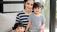 11 Inspirasi Outfit Ibu Anak 2 yang Simpel tapi Modis, Nyaman untuk Sehari-hari