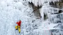 Seorang pria memanjat dinding tebing es buatan di Liberec, Republik Ceko, Kamis (1/3). Meski buatan, tidak sembarang orang bisa menaklukkan tebing es tersebut. (AP Photo/Petr David Josek)