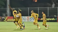 Striker Bhayangkara FC, Herman Dzumafo merayakan gol pertamanya ke gawang Barito Putera (Dok. PT Liga Indonesia Baru)