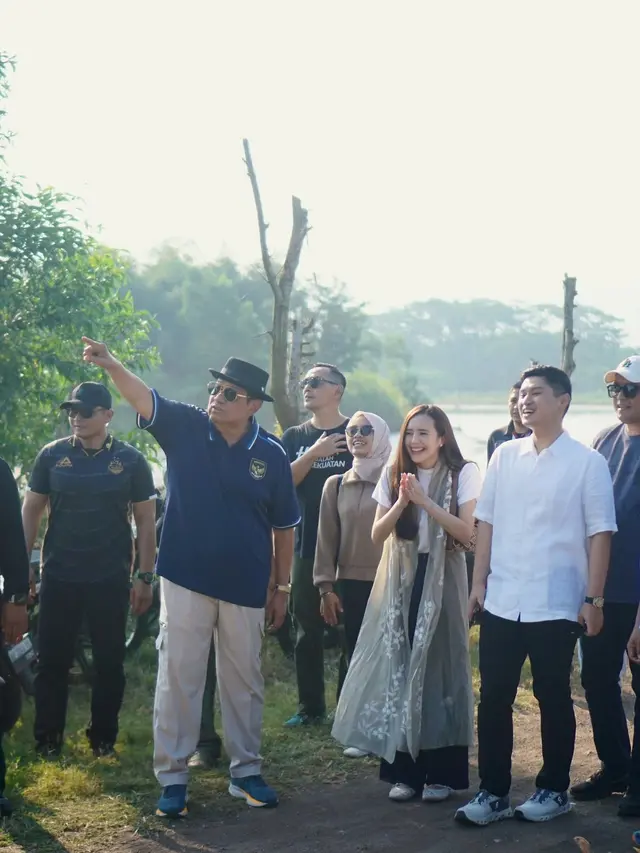 Gaya Casual Lace Beby Tsabina Dampingi Suami Kunjungi SBY ke Pacitan, Ikut Mancing Sampai Melukis