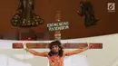 Momen penyaliban Yesus ditampilkan dalam teatrikal prosesi jalan salib di Gereja Santa Maria Regina Bintaro, Tangerang Selatan, Banten, Jumat (30/3). Prosesi ini bagian dari perayaan Paskah yang dirayakan umat Kristian. (Liputan6.com/Angga Yuniar)