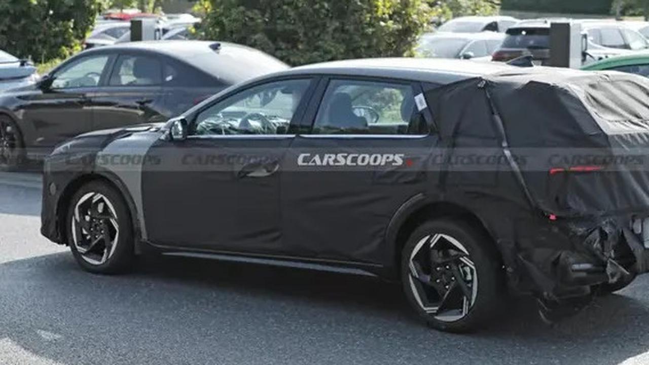 Saat melakukan uji coba, prototipe Kia K4 Hatchback justru mengalami kecelakaan di Eropa