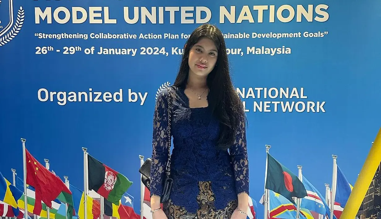 Almira jinjing tas rantai hitam di bahu kanan dengan tampilan wajah polos tanpa makeup [@annisayudhoyono]