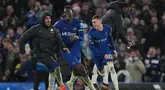 Pemain Chelsea, Cole Palmer (kanan) melakukan selebrasi setelah mencetak gol keempat timnya saat pertandingan sepak bola Liga Premier Inggris melawan Manchester United di Stamford Bridge, London, Kamis, 4 April 2024. (AP Photo/Kin Cheung)