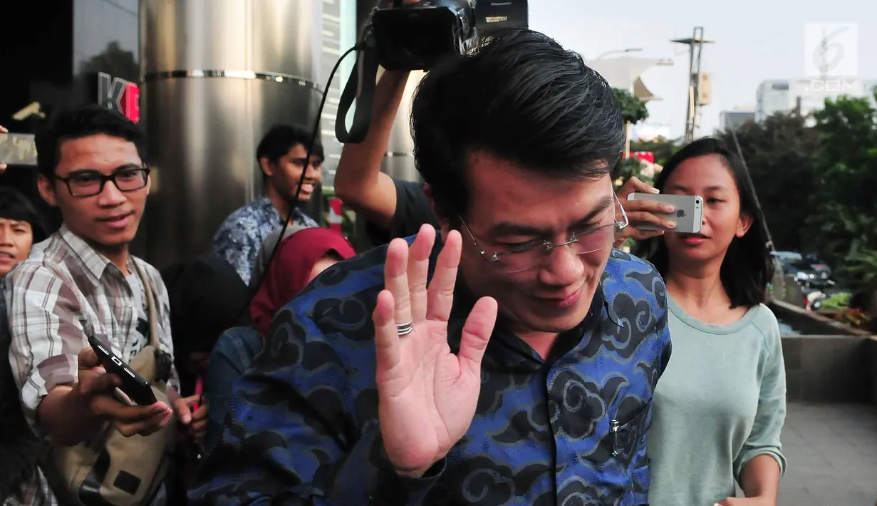 Kakak Andi Agustinus alias Andi Narogong, Dedi Prijono meninggalkan gedung KPK usai menjalani pemeriksaan terkait kasus korupsi e-KTP, Jakarta (1/8). (LIputan6.com/Helmi Afandi)