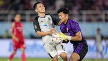 Kiper Persis Solo, Muhammad Riyandi berhasil menangkap bola dari ancaman pemain Persija Jakarta, Witan Sulaeman pada laga perebutan peringkat ketiga Piala Presiden 2024 di Stadion Manahan, Solo, Sabtu (3/8/2024). (Bola.com/Bagaskara Lazuardi)