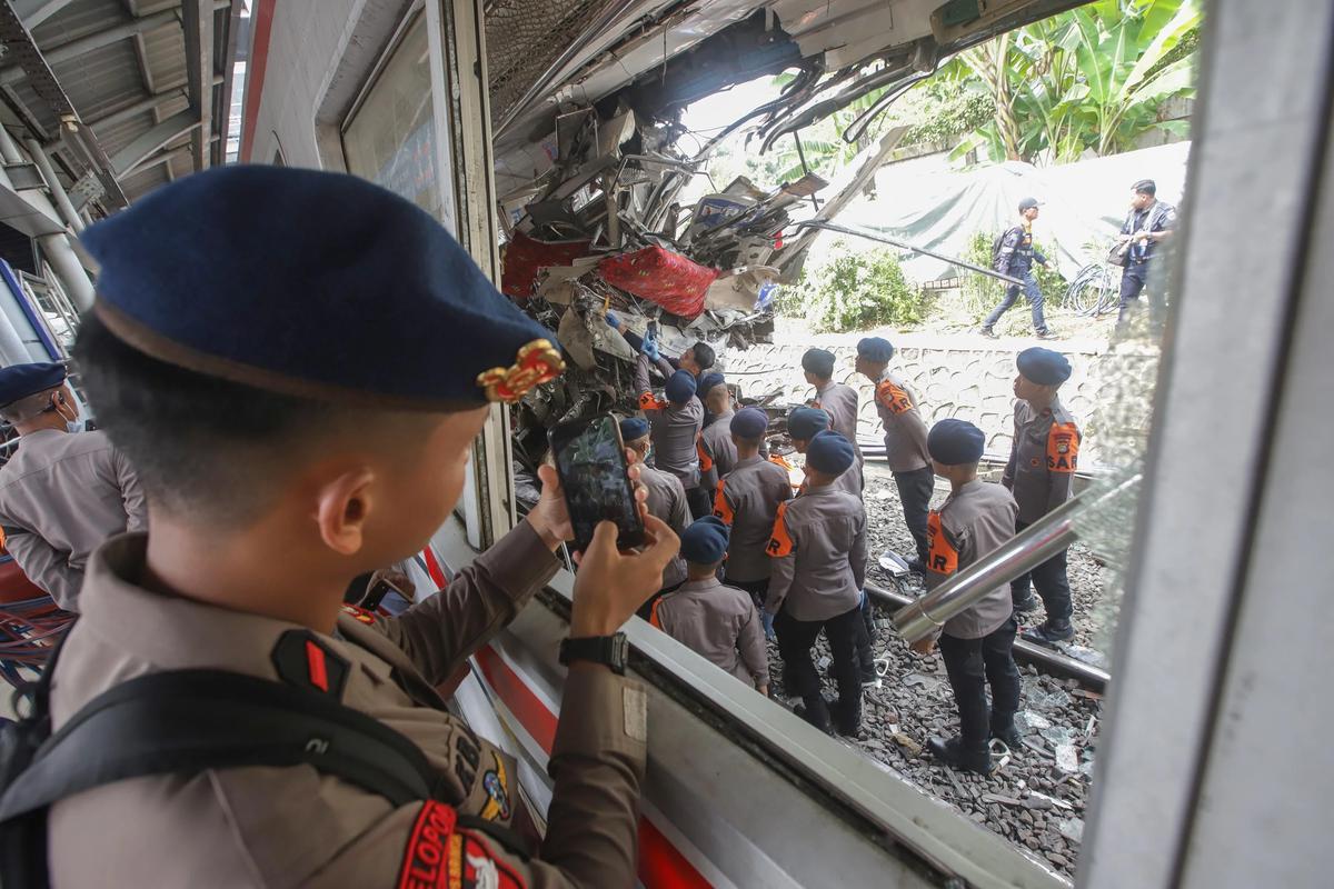 FOTO: Evakuasi Gerbong KRL Commuterline di Stasiun Bekasi Timur