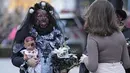 Orang-orang yang mengenakan kostum menakutkan tiba di pusat kota untuk Zombie Walk dan Parade Halloween tahunan di Essen, Jerman, Minggu (31/10/2021). Setiap 31 Oktober sebagian masyarakat dunia ikut memeriahkan perayaan Halloween. (AP Photo/Martin Meissner)