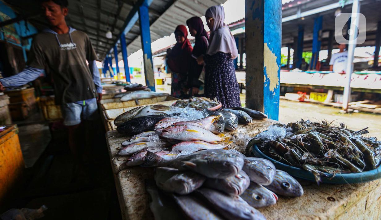 Aktivitas penjualan ikan segar di Pasar Pelabuhan Karangantu Serang, Banten, Minggu (17/3/2024). (Liputan6.com/Angga Yuniar)