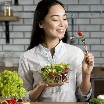 woman eating salad/copyright freepik/freepik