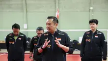 Kabid Pembinaan dan Prestasi Pelatnas PBSI Eng Hian memberikan arahan kepada tim Indonesia untuk Piala Thomas dan Uber 2026 di Horsens Badminton Club, Denmark, Selasa (21/4). (foto: PBSI)