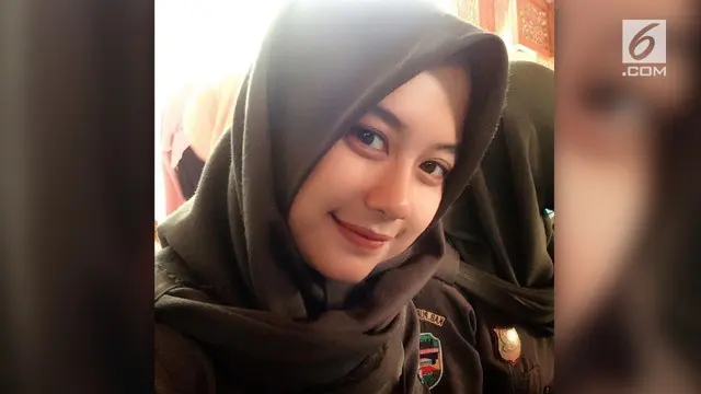 Gadis belia yang berprofesi sebagai Satpol PP Pemkab Purwakarta ini tengah menjadi buah bibir di linimasa sosial media.