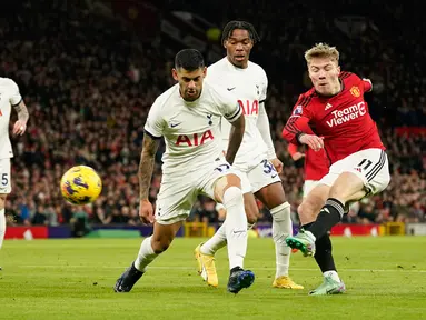 Pemain Manchester United Rasmus Hojlund (kanan) mencetak gol ke gawang Tottenham Hotspur pada pertandingan sepak bola Liga Inggris di Stadion Old Trafford, Manchester, Inggris, Minggu (14/1/2024). Manchester United gagal menaklukkan Tottenham Hotspur dan hanya mampu bermain imbang 2-2. (AP Photo/Dave Thompson)