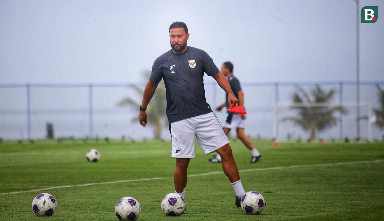 Asisten pelatih Timnas Indonesia, Denny Landzaat, hadir saat latihan perdana untuk persiapan laga Kualifikasi Piala Dunia 2026 zona Asia di Bali United Training Center (BUTC) Kabupaten Gianyar, Senin (26/5/2025). (Bola.com/Alit Binawan)