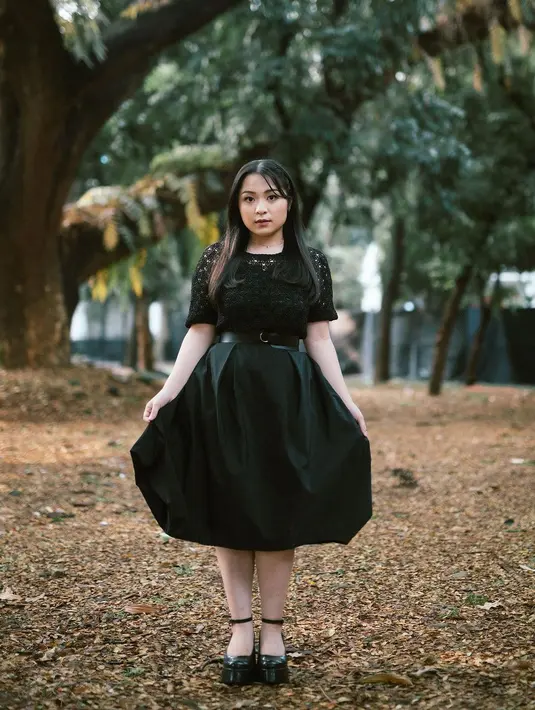 Potret lain memperlihatkan Bernandya tampil manis dengan midi dress berpotongan balon yang juga kembali tren di tahun ini. Dress tersebut kian spesial dipadukan dengan aksesori belt warna senada.  [@bernadyaribka].