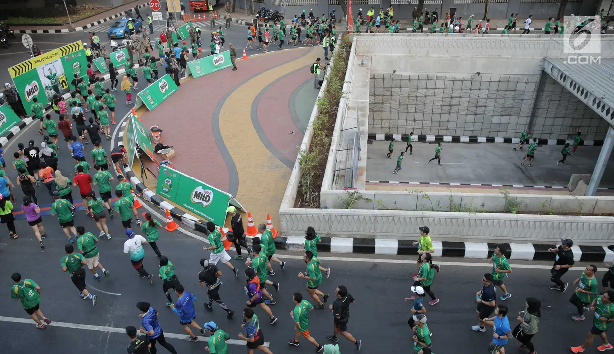 Peserta mengikuti lomba lari Milo Jakarta International 10K di kawasan Epicentrum, Jakarta, Minggu (15/7). Ajang lomba lari 10 Kilometer ini diikuti 16.000 peserta yang terbagi menjadi tiga kategori Open, Closed, dan Pelajar. (Liputan6.com/Faizal Fanani)