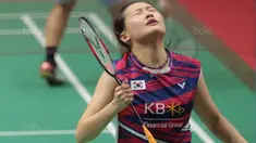 Ekspresi kecewa Chae Yoo-jung saat gagal mengembalikan kok ke arah Greysia/Apriyani pada perempatfinal Daihatsu Indonesia Master 2018 di Istora Senayan, Kamis (26/1/2018). Greysia/Apriyani menang 21-16,21-15 (Bola.com/Nick Hanoatubun)